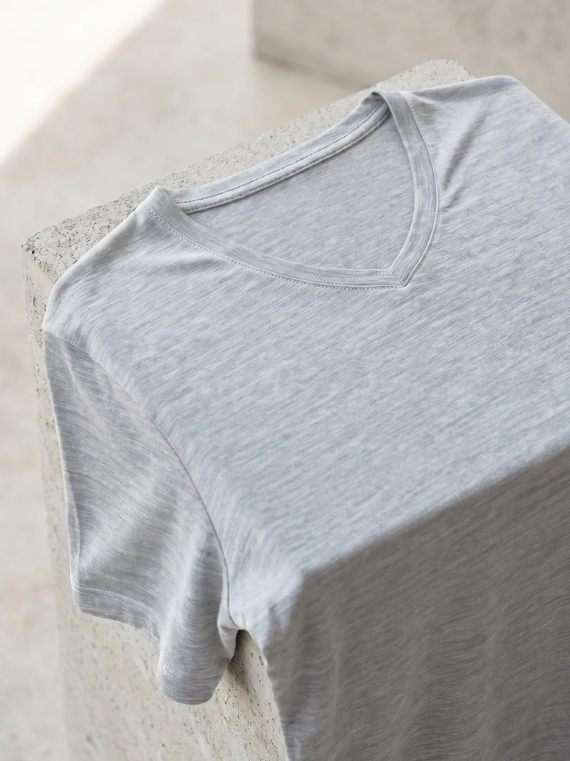 PERFORMANCE MERINO V-NECK