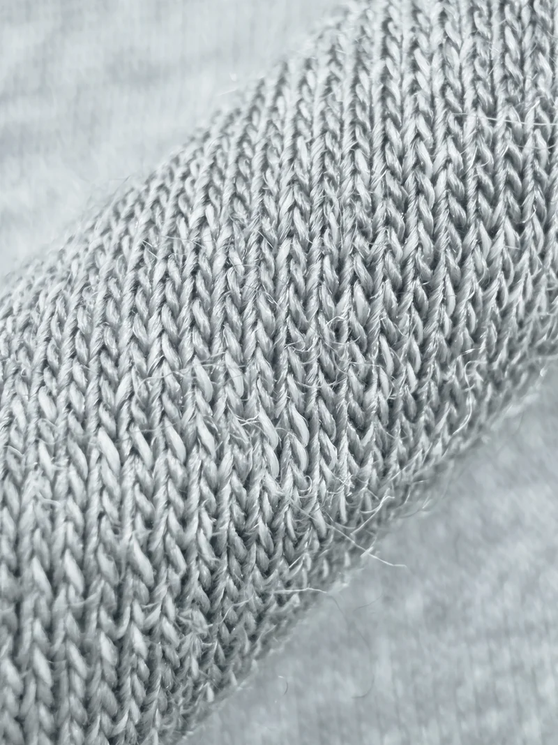 PERFORMANCE MERINO V-NECK