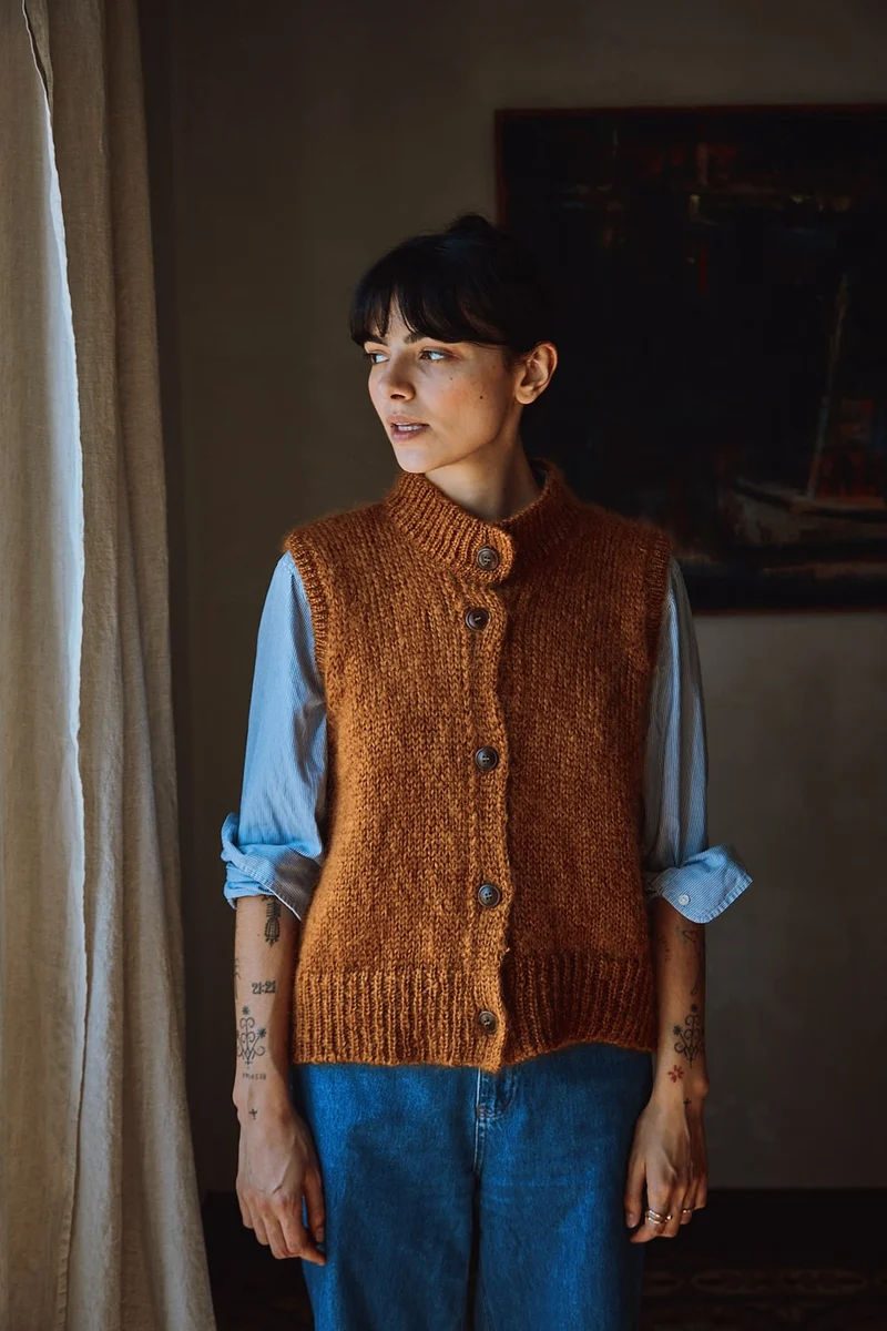 FRIDA Sleeveless Cardigan in Mohair and Silk - Amber