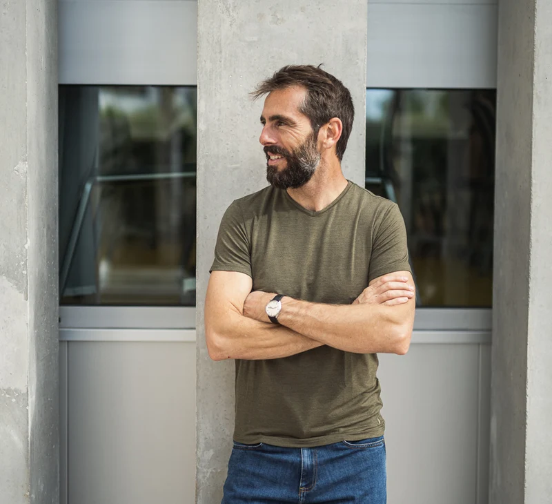 ACTION MERINO V-NECK TEE