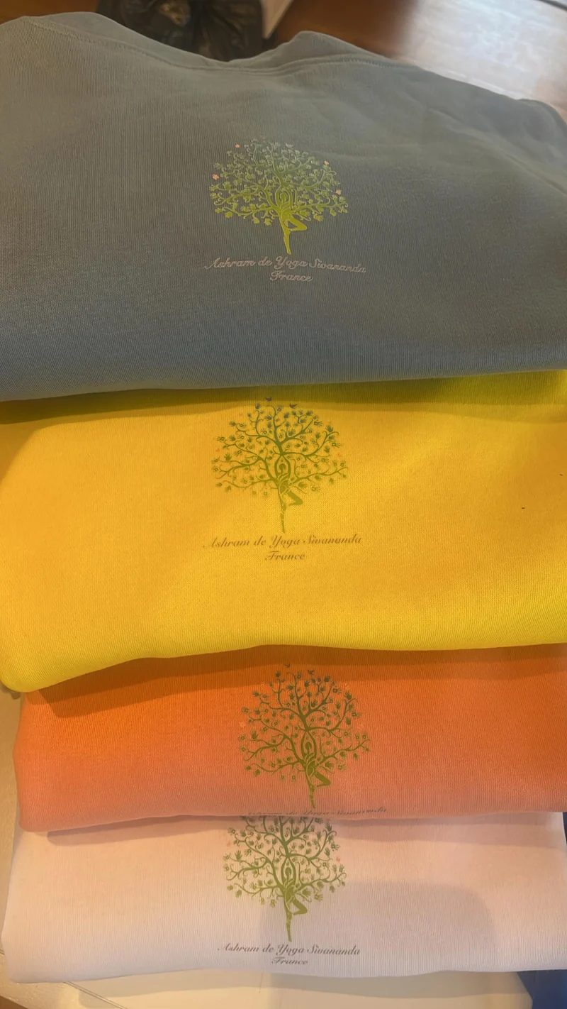 Sweat à capuche unisexe blanc de yoga avec logo de l'arbre de l'ashram