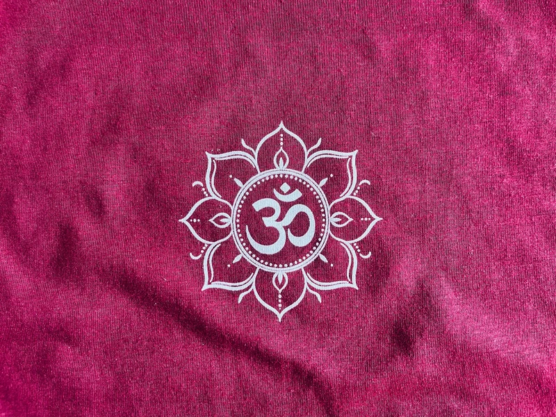 T-shirt de yoga pour femme, bordeaux foncé, motif fleur de lotus Om, en coton standard, coupe ajustée