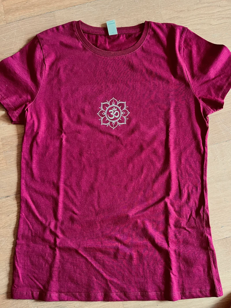 T-shirt de yoga pour femme, bordeaux foncé, motif fleur de lotus Om, en coton standard, coupe ajustée