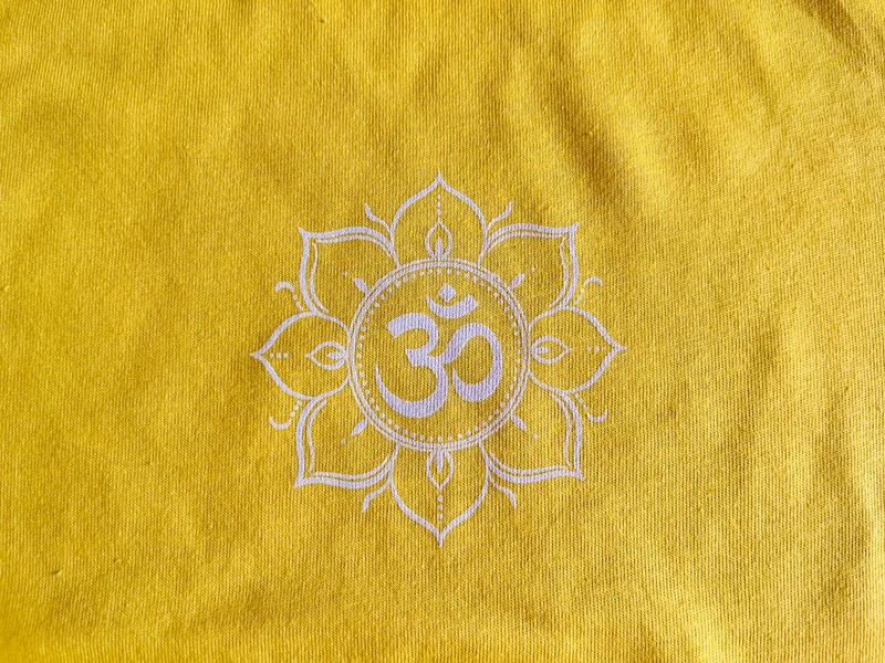 T-shirt de yoga pour femme, motif fleur de lotus jaune Om, coupe ajustée, en coton standard