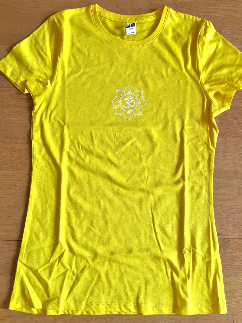 T-shirt de yoga pour femme, motif fleur de lotus jaune Om, coupe ajustée, en coton standard