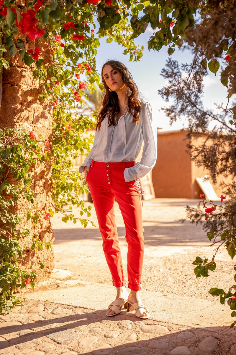 Pantalon Boyfriend couleur avec revers blanc