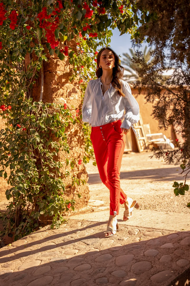 Pantalon Boyfriend couleur avec revers blanc