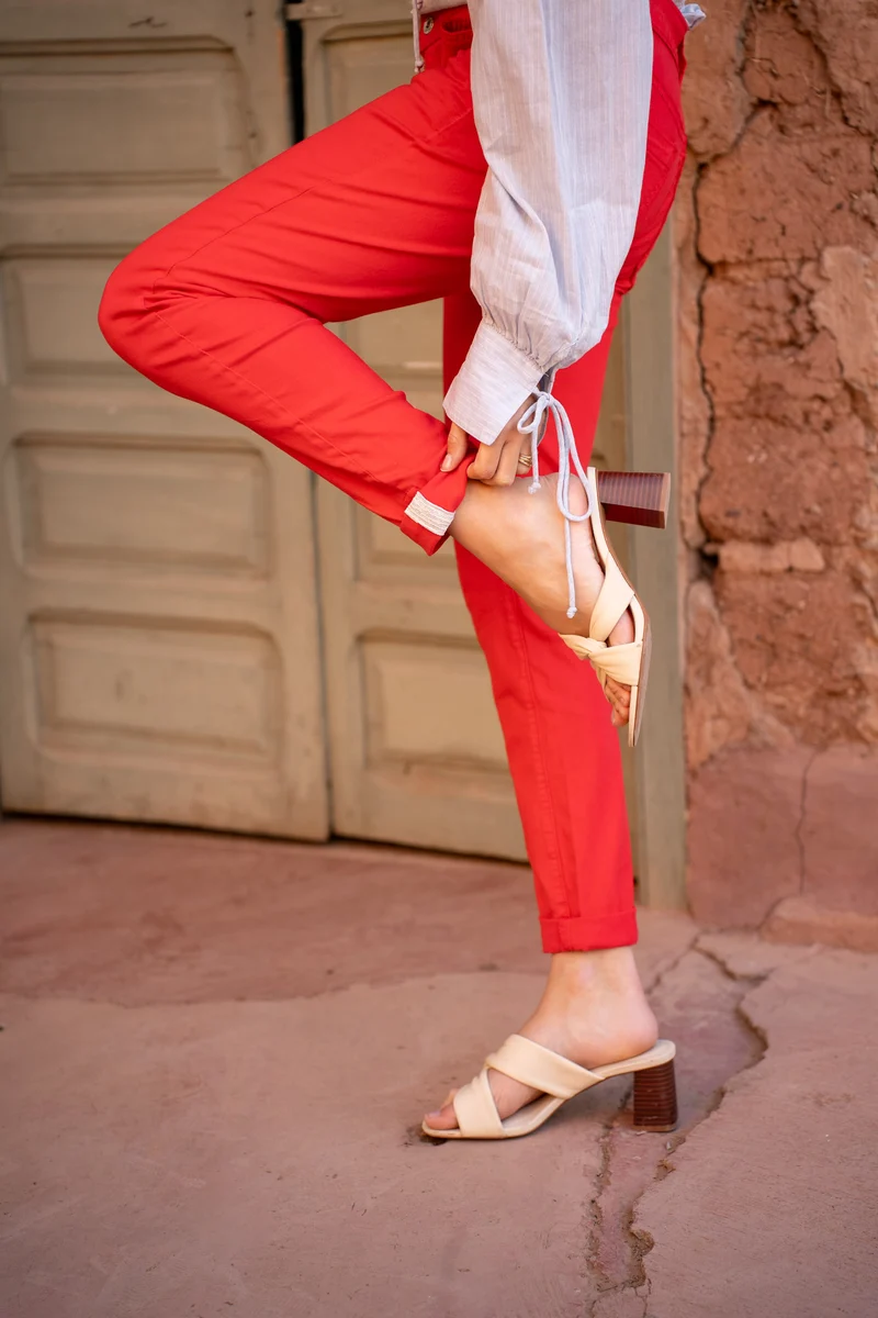Pantalon Boyfriend couleur avec revers blanc