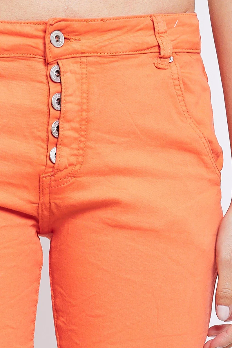 Pantalon Boyfriend couleur avec revers blanc