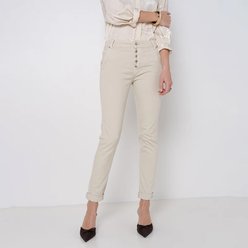 Pantalon Boyfriend couleur avec revers blanc