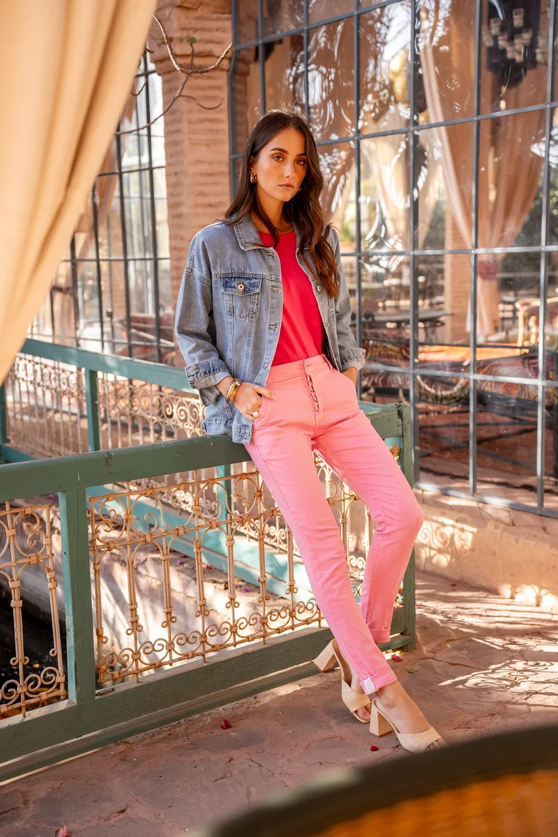 Pantalon Boyfriend couleur avec revers blanc