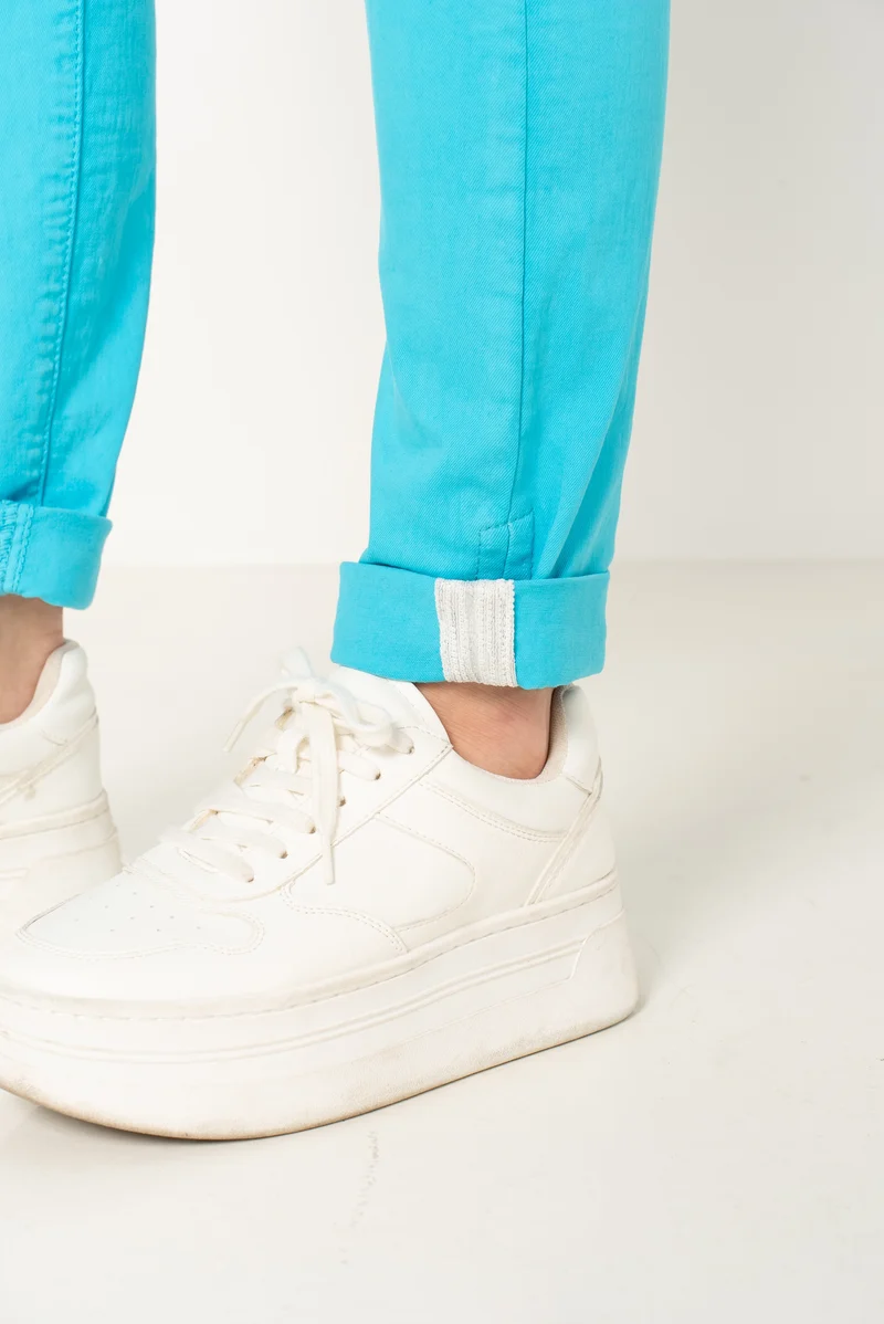 Pantalon Boyfriend couleur avec revers blanc