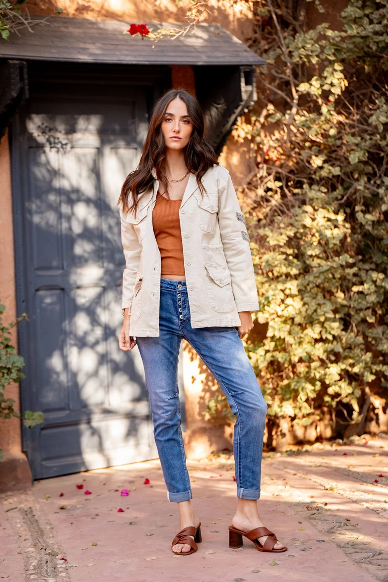 Pantalon Boyfriend couleur avec revers blanc