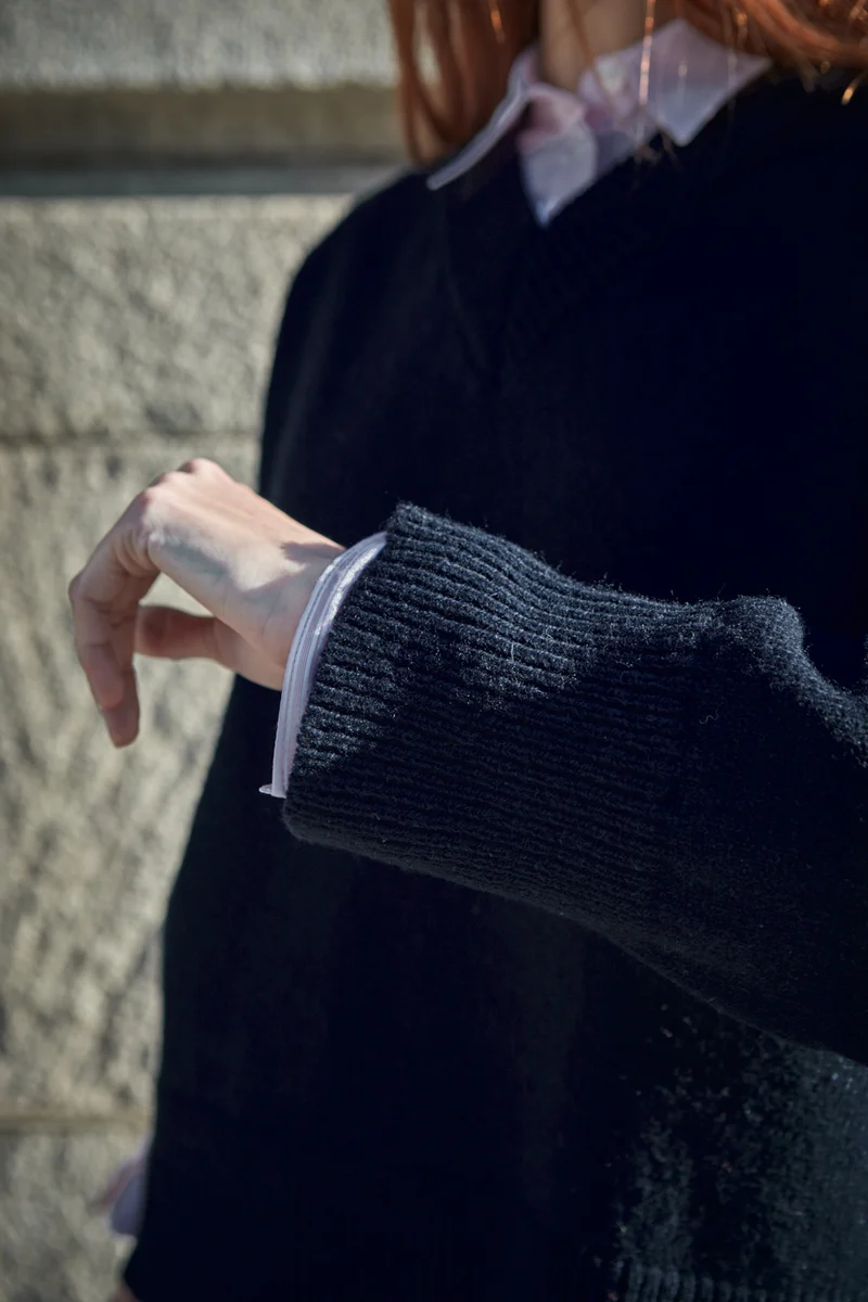 LEONTINE V-Neck Sweater in Merino Wool - Navy
