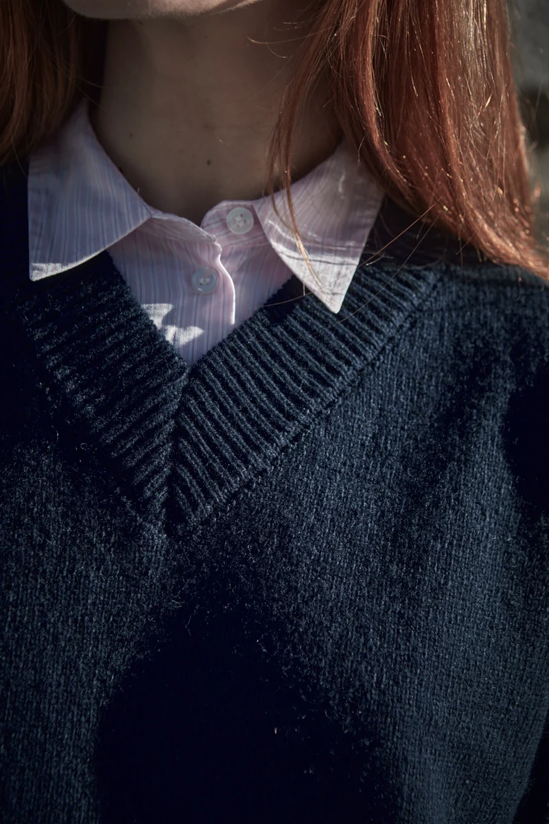 LEONTINE V-Neck Sweater in Merino Wool - Navy
