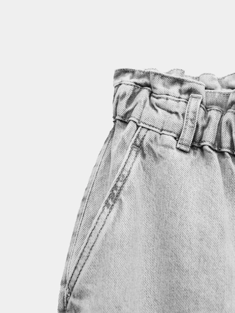 Elevated-rise, loose-fitting paperbag jeans with a high waist.