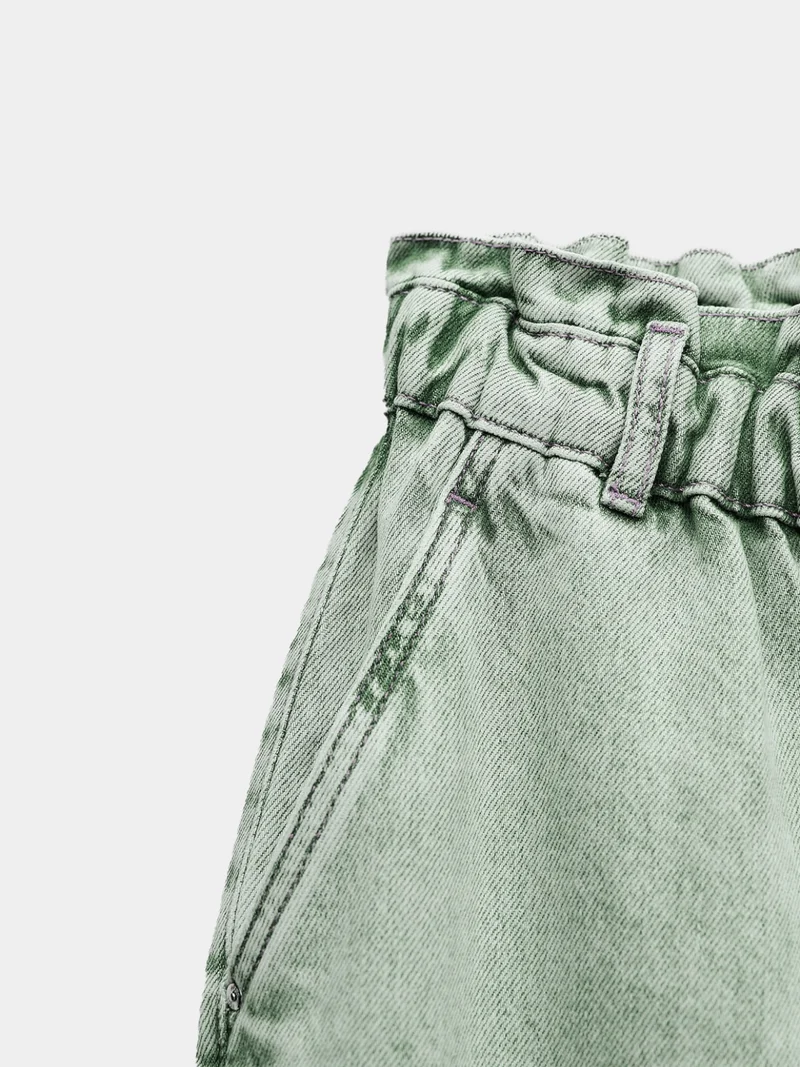 Elevated-rise, loose-fitting paperbag jeans with a high waist.