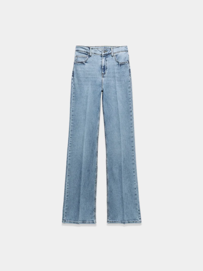 Jeans with a flared silhouette and a high-waisted design
