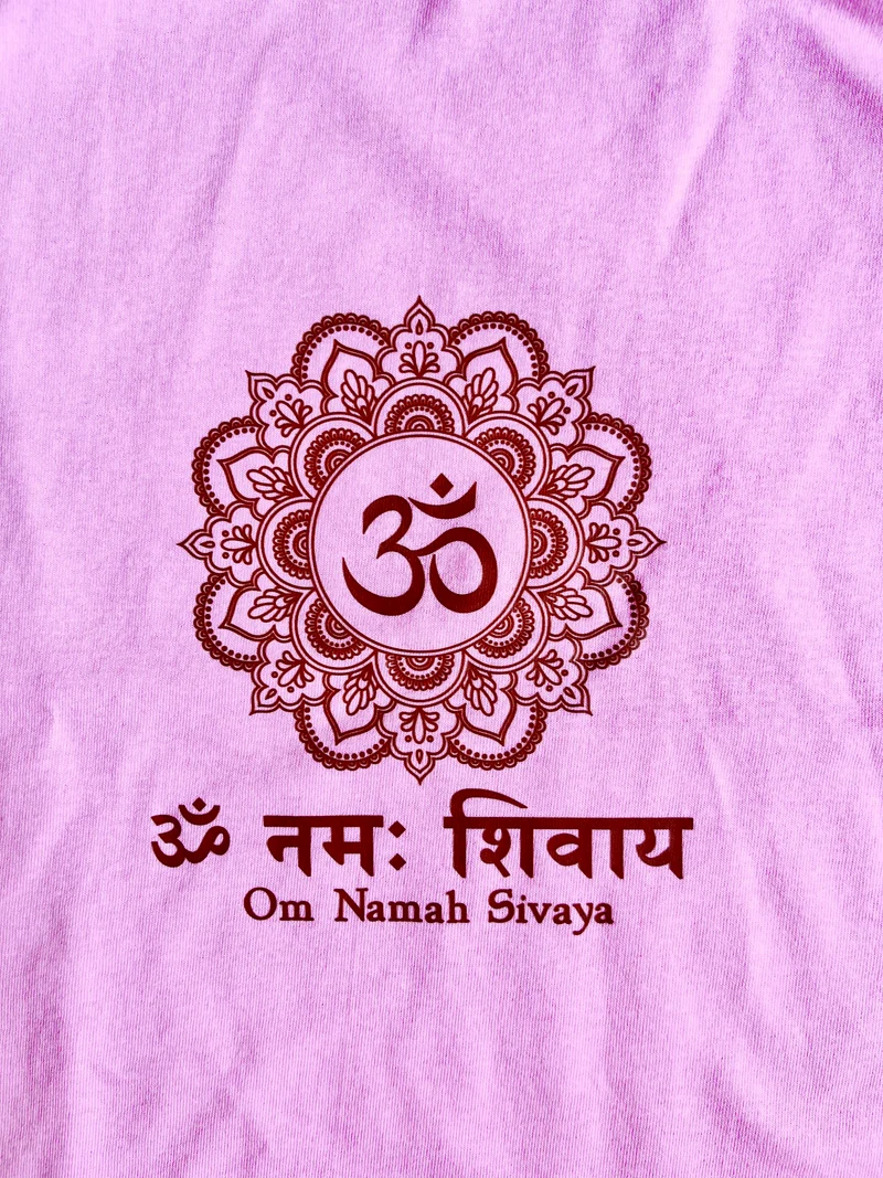 T-shirt de yoga en coton rose Om Namah Sivaya pour femme