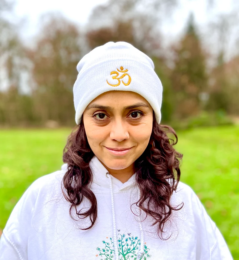 Bonnet unisexe blanc chaud tricoté avec OM doré brodé