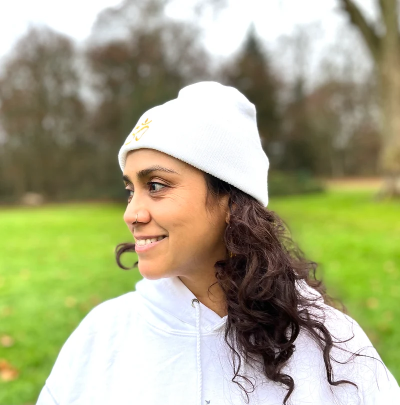 Bonnet unisexe blanc chaud tricoté avec OM doré brodé