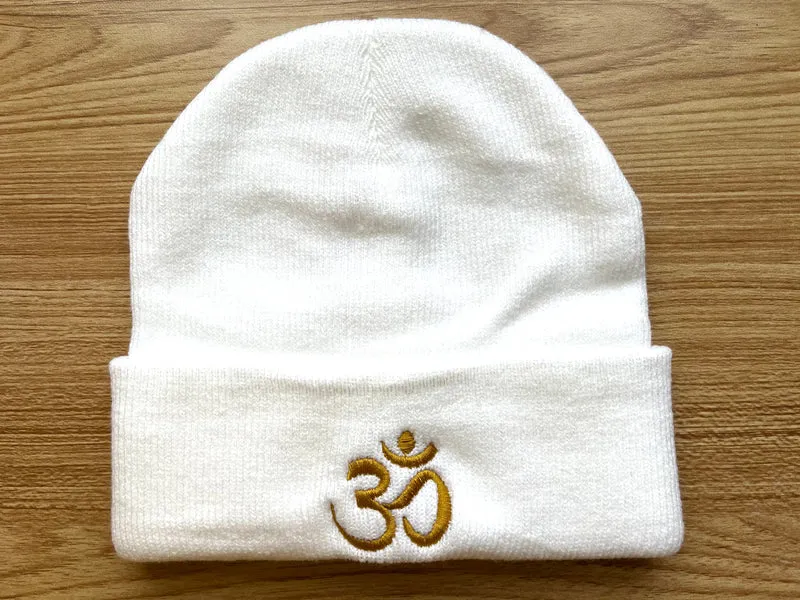 Bonnet unisexe blanc chaud tricoté avec OM doré brodé