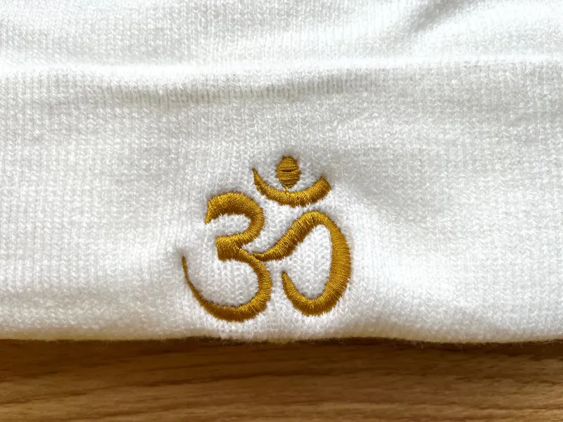 Bonnet unisexe blanc chaud tricoté avec OM doré brodé