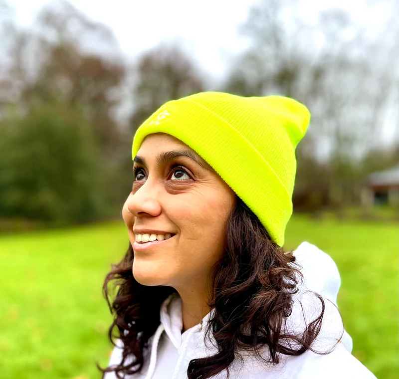 Bonnet unisexe jaune fluo chaud tricoté avec OM blanc brodé