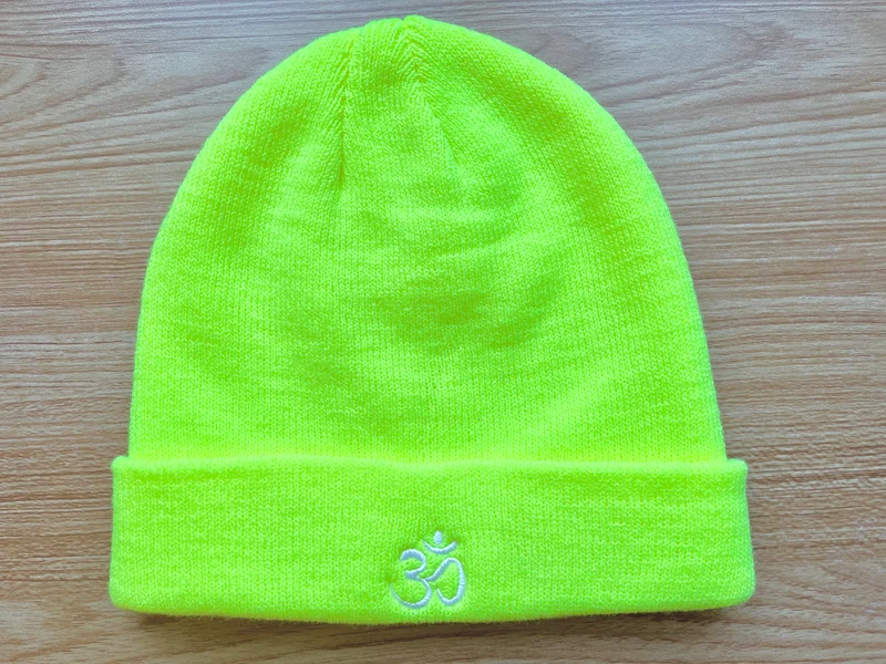 Bonnet unisexe jaune fluo chaud tricoté avec OM blanc brodé