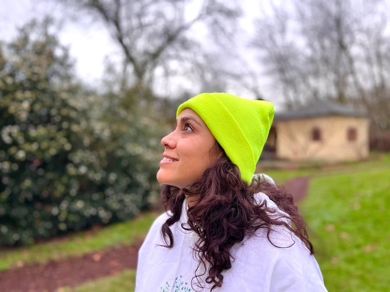 Bonnet unisexe jaune fluo chaud tricoté avec OM blanc brodé