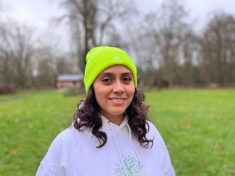 Bonnet unisexe jaune fluo chaud tricoté avec OM blanc brodé