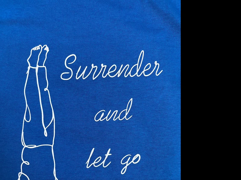 T-shirt de yoga bleu roi en coton standard unisexe - Surrender and Let Go