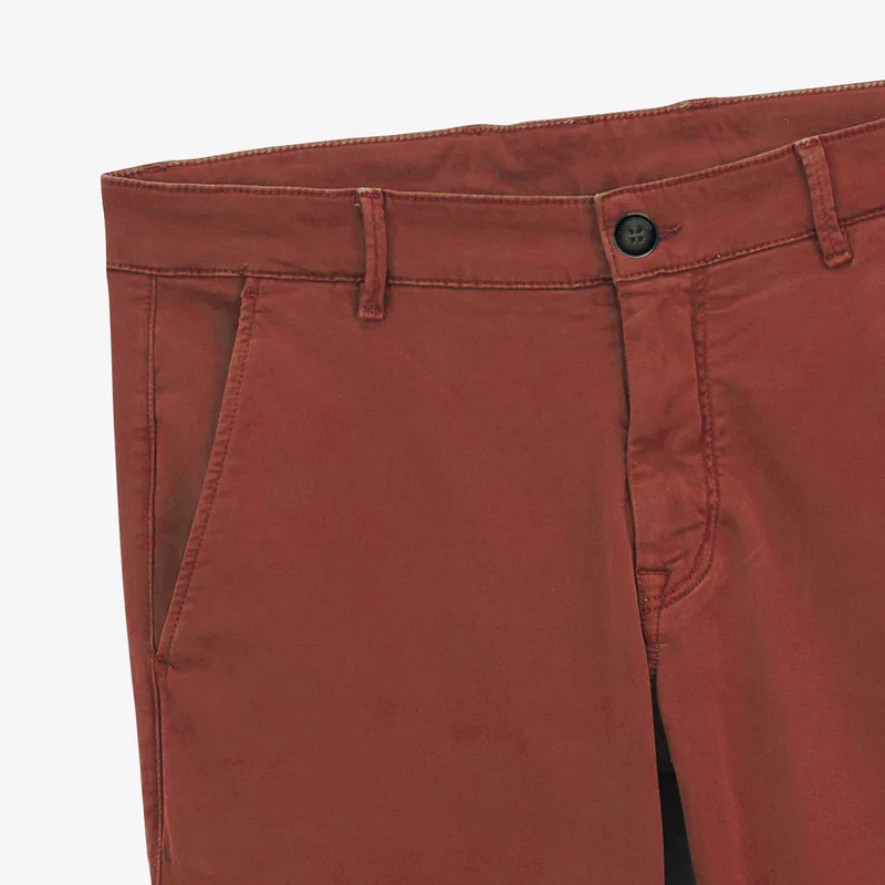 Chino 702 en coton coupe confort rouge rouille