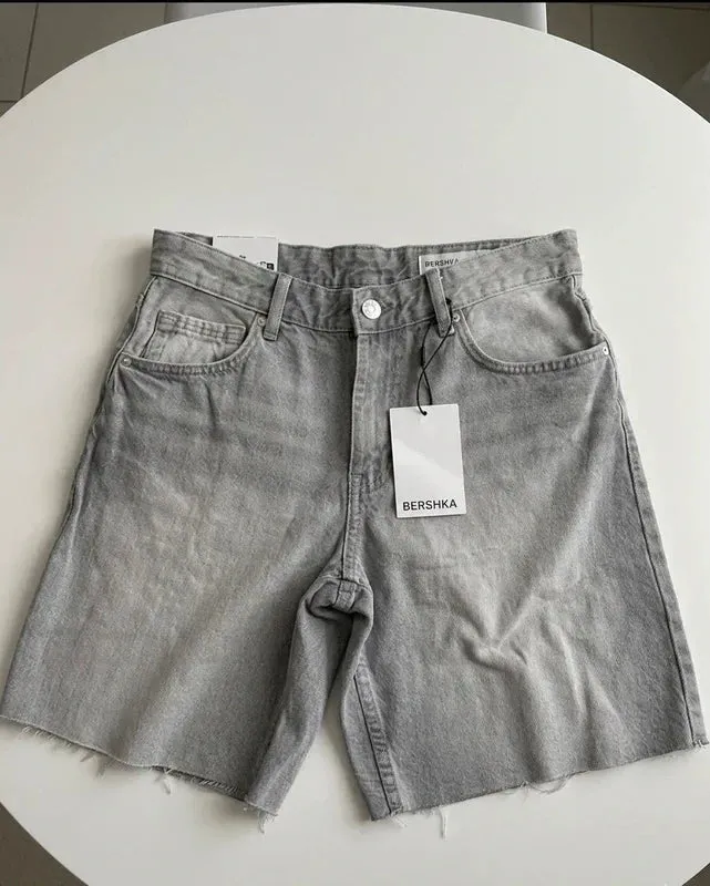 Bermuda en Jean Gris BERSHKA - Short Long Denim Effet Délavé à Effet Effiloché