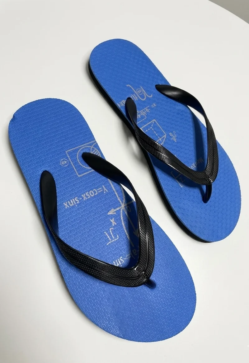 Tongs bleues à motifs équations mathématiques