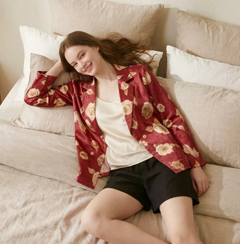 Blazer satiné bordeaux à imprimé roses crème
