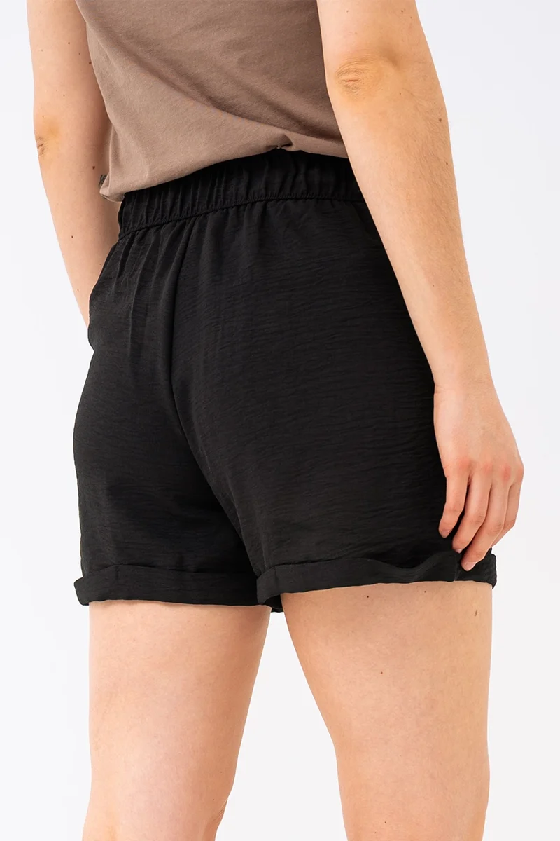 Le short uni effet froissé