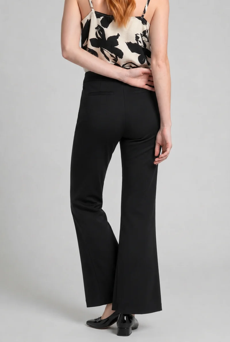 Le pantalon évasé habillé fluide