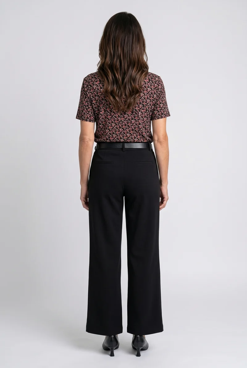 Le pantalon droit habillé fluide