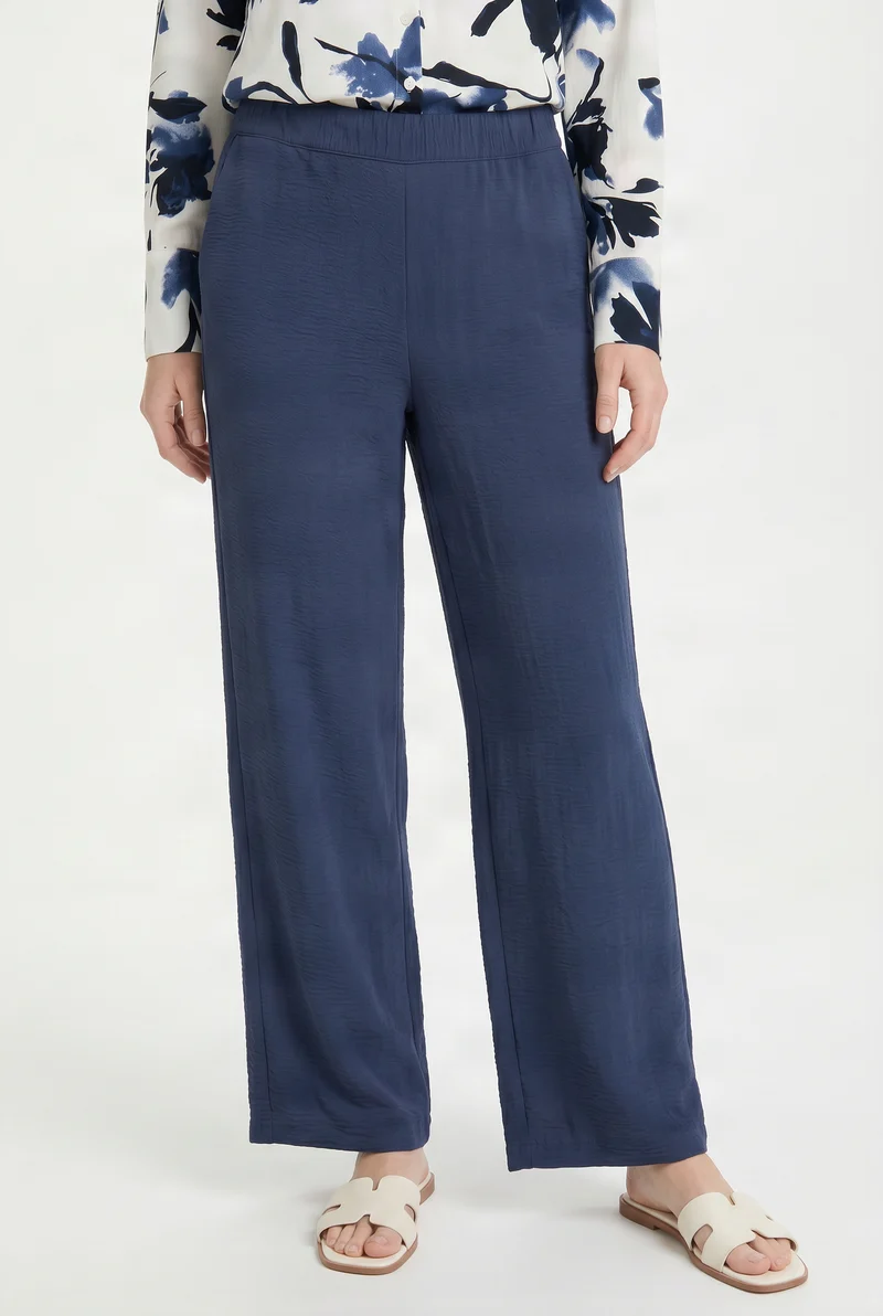 Le pantalon fluide à jambe droite