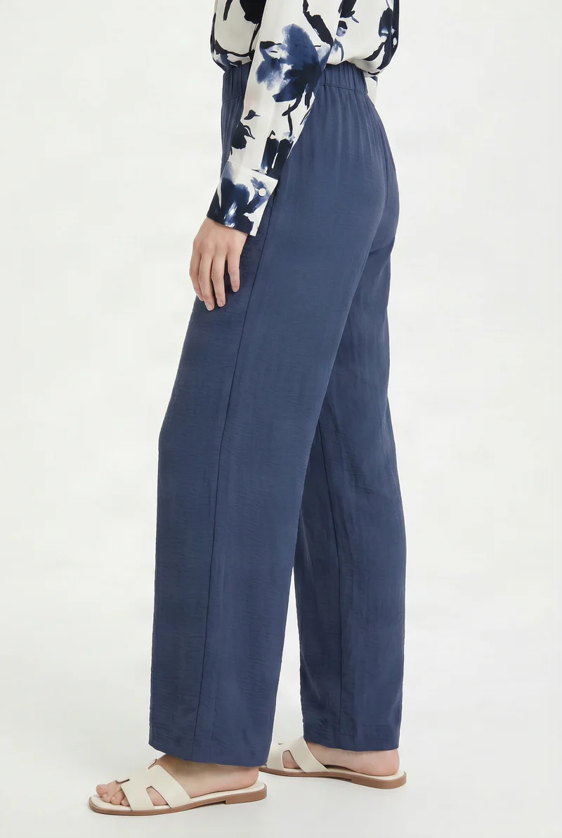 Le pantalon fluide à jambe droite