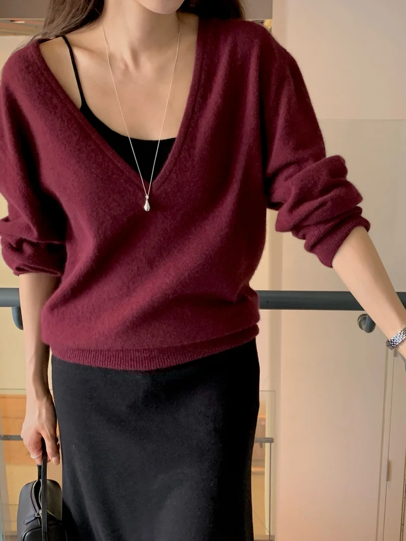 Deuo V-Neck Racoon Knit Sweater