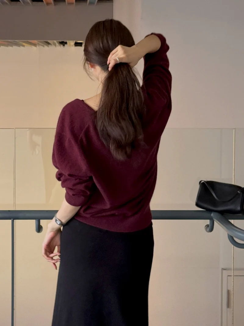 Deuo V-Neck Racoon Knit Sweater
