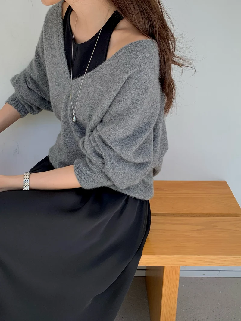 Deuo V-Neck Racoon Knit Sweater
