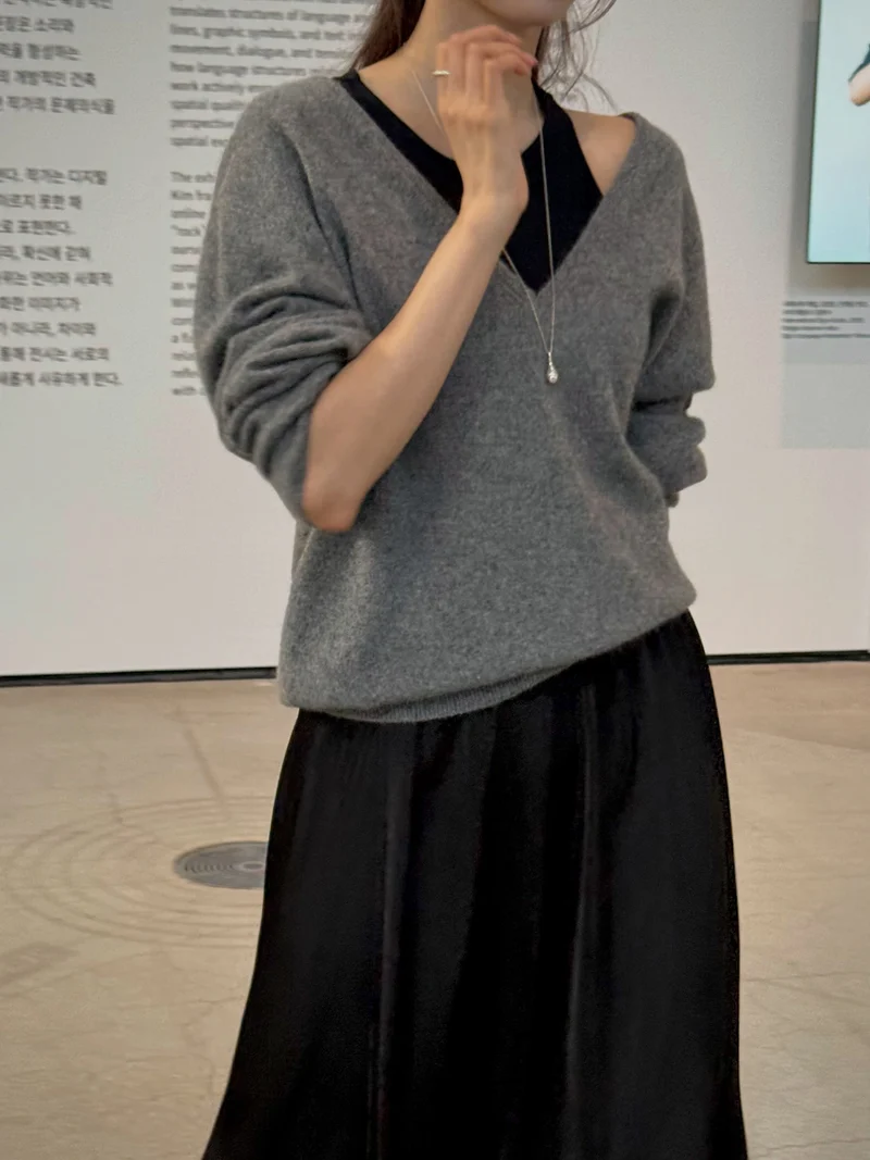 Deuo V-Neck Racoon Knit Sweater