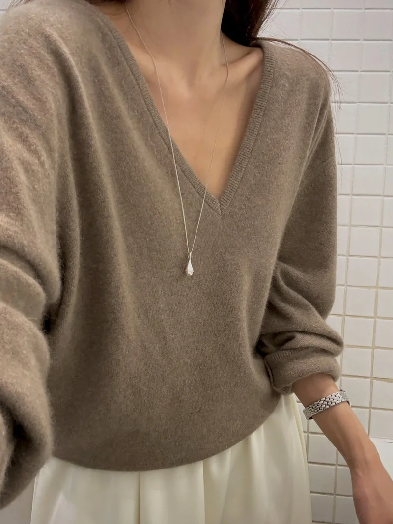 Deuo V-Neck Racoon Knit Sweater