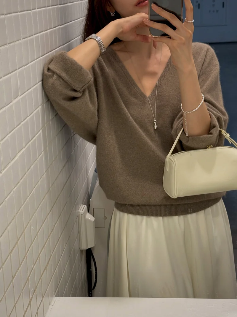 Deuo V-Neck Racoon Knit Sweater