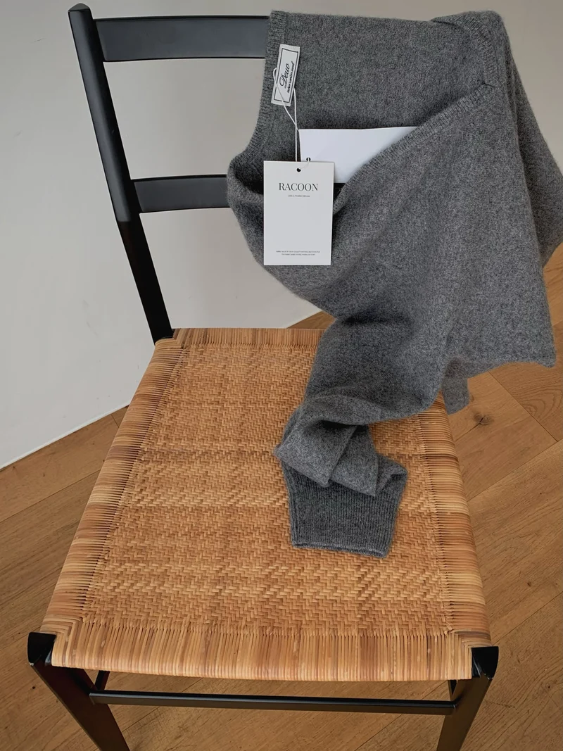Deuo V-Neck Racoon Knit Sweater