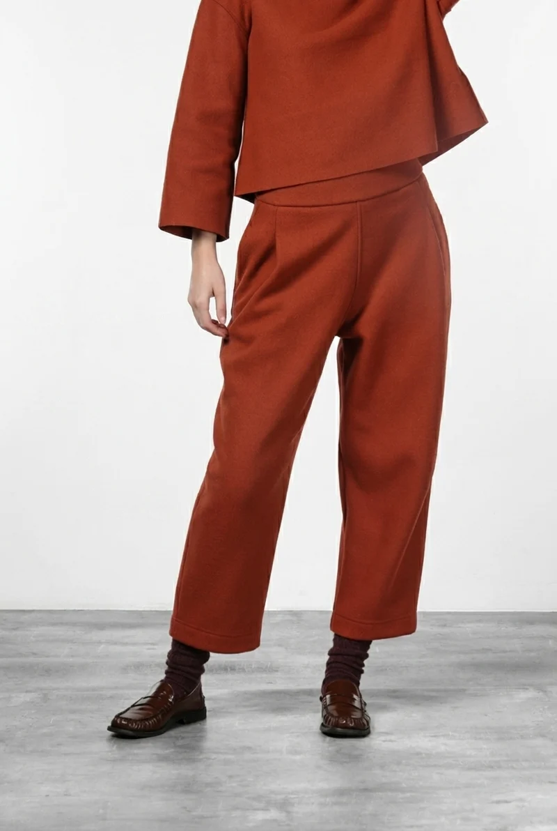 Pantalon chino femme en drap de laine coupe Balloon