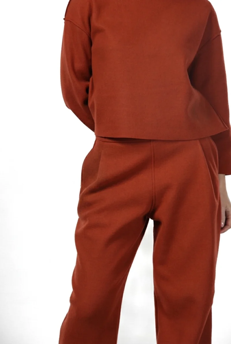 Pantalon chino femme en drap de laine coupe Balloon